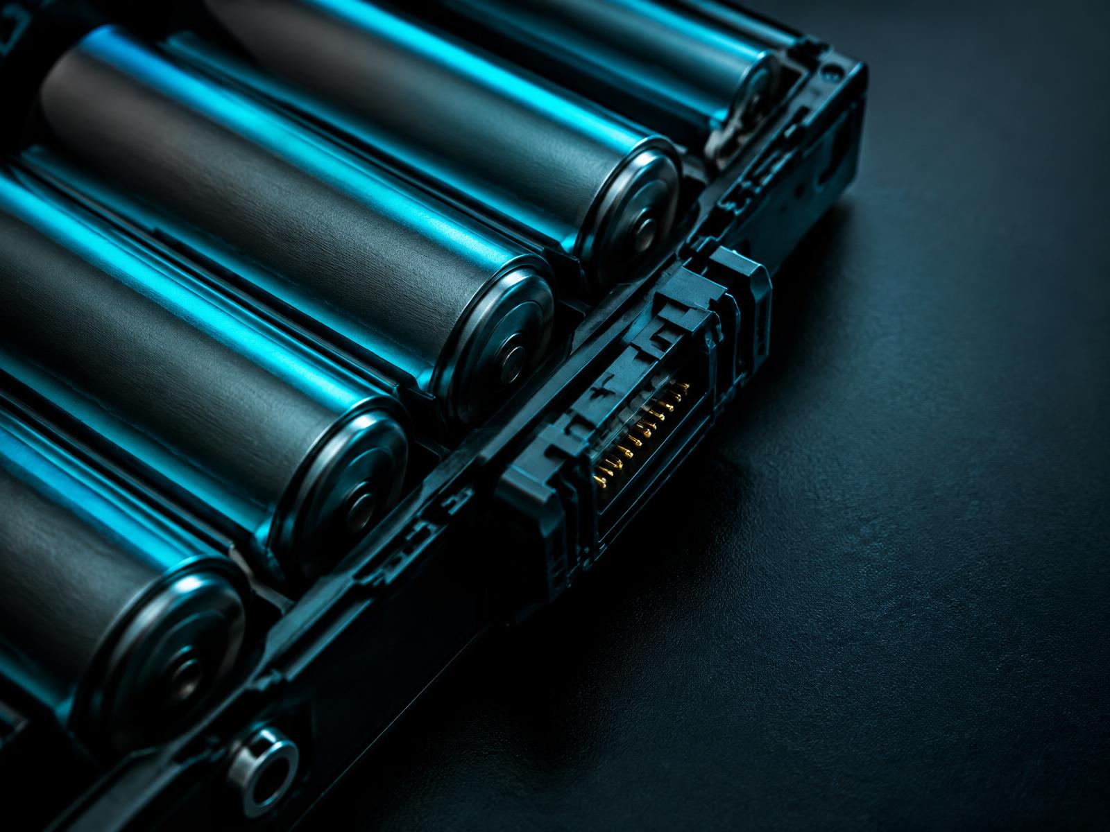 Wizualizacja ogniw baterii i elektroniki odpowiedzialnej za zasilanie laptopa